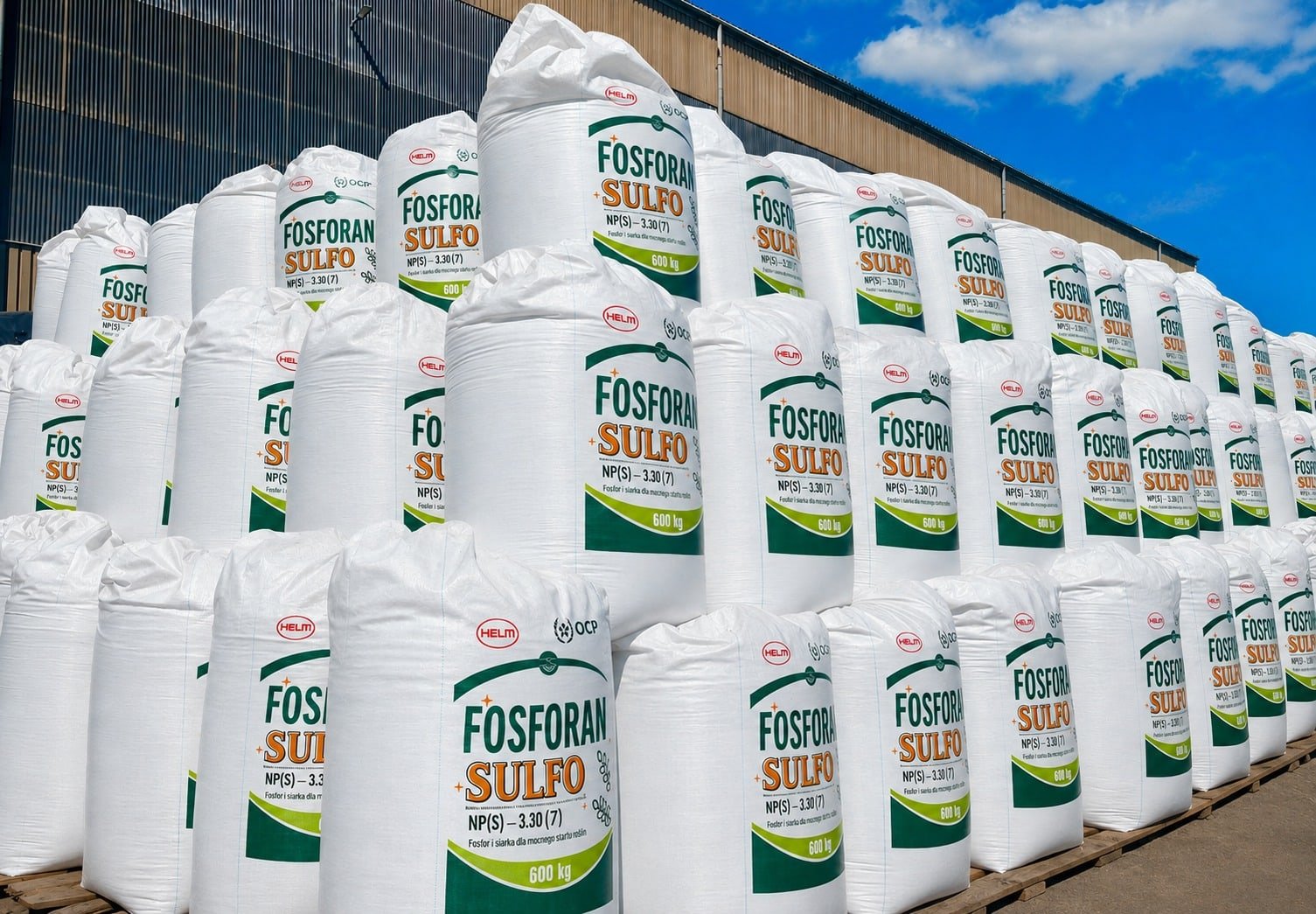 Sterta worków Big Bag FOSFORAN SULFO w magazynie, ujęcie z boku